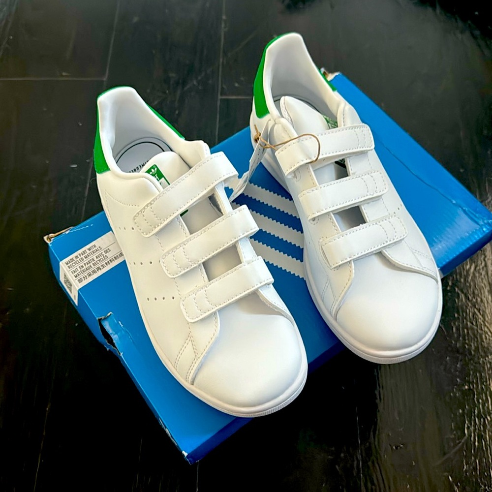 Addidas Stan Smith children’s size 2.5. New with tags